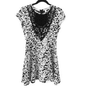 Medium dress with lace detail